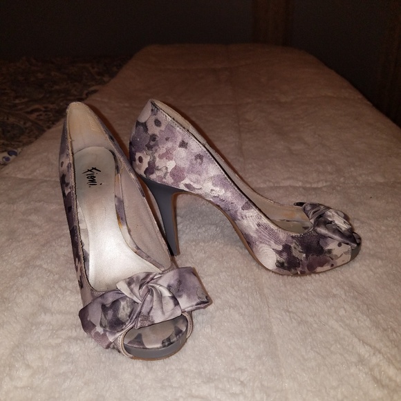 FIONI Clothing Shoes - Grey floral fioni heels